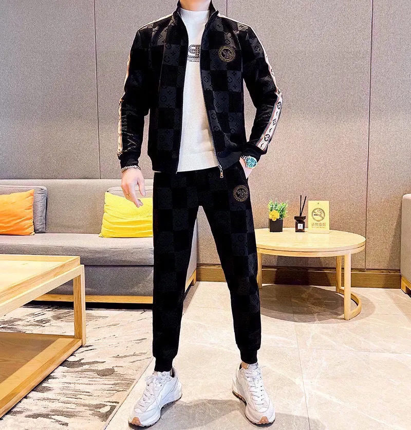 🅿️500 [LV Louis Vuitton] hot-selling suit is coming. Focus on the original version of the official website. 2025 new hot-selling cardigan and sweatshirt suit. The original order is the best. 🇭🇰The meticulous work of top designers. It has a fitting and perfect upper body effect. All-natural high-quality Tencel Roman cotton 100%, close-fitting comfort, noble and elegant! Original hardware embodies elegance and nobility! Counter size: M-4XL (up to 190 pounds)